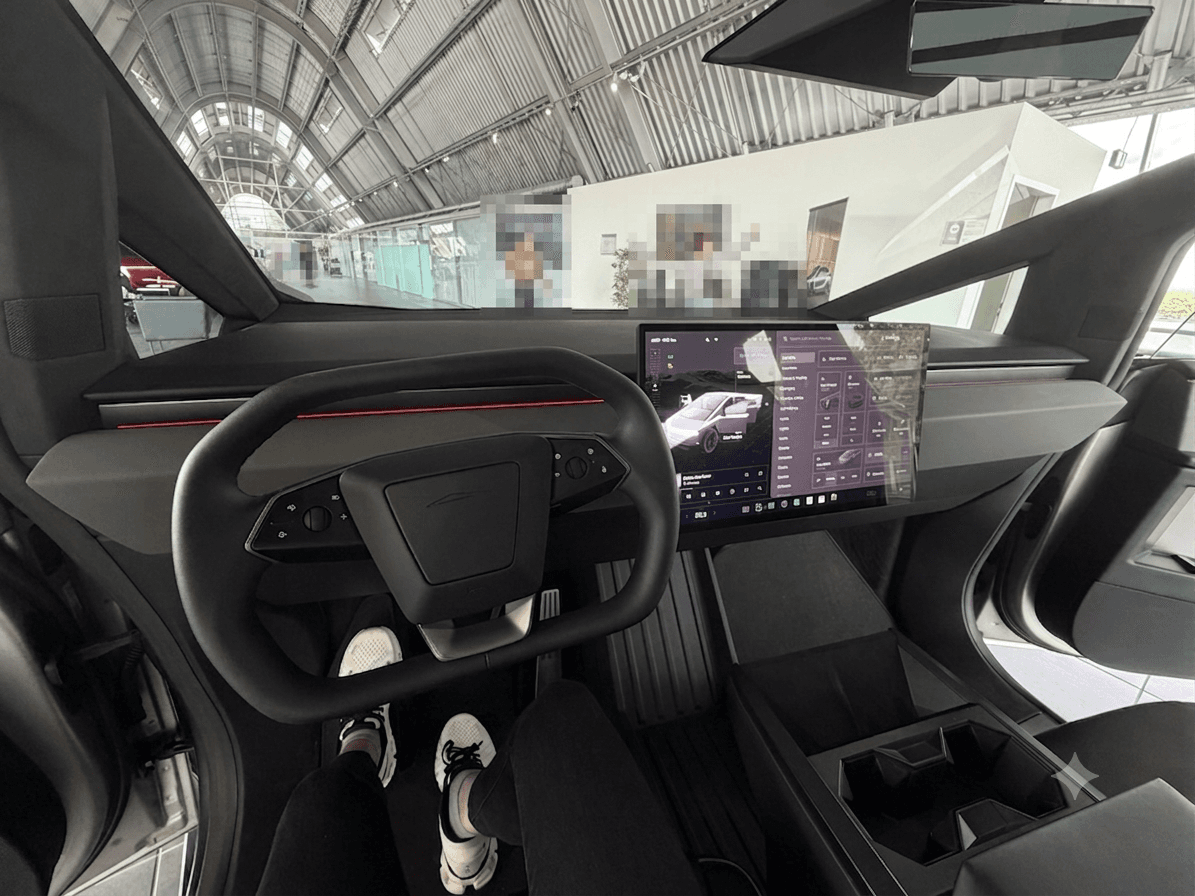 Cockpit des Tesla Cybertruck – 18,5-Zoll Touchscreen und minimalistisches Design